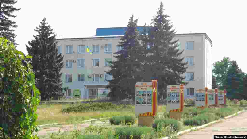 Адміністративні будівлі в Мар'їнці, сфотографовані в серпні 2014 року. Після 16:00, згадує Олена Гром, «люди зникали з вулиць, тому що ввечері починався обстріл» 