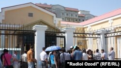 Мардум дар назди сафорати Русия дар Тоҷикистон. Акс аз тобистони соли 2013