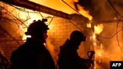 Рятувальники гасять пожежу після російського обстрілу, фото ілюстративне