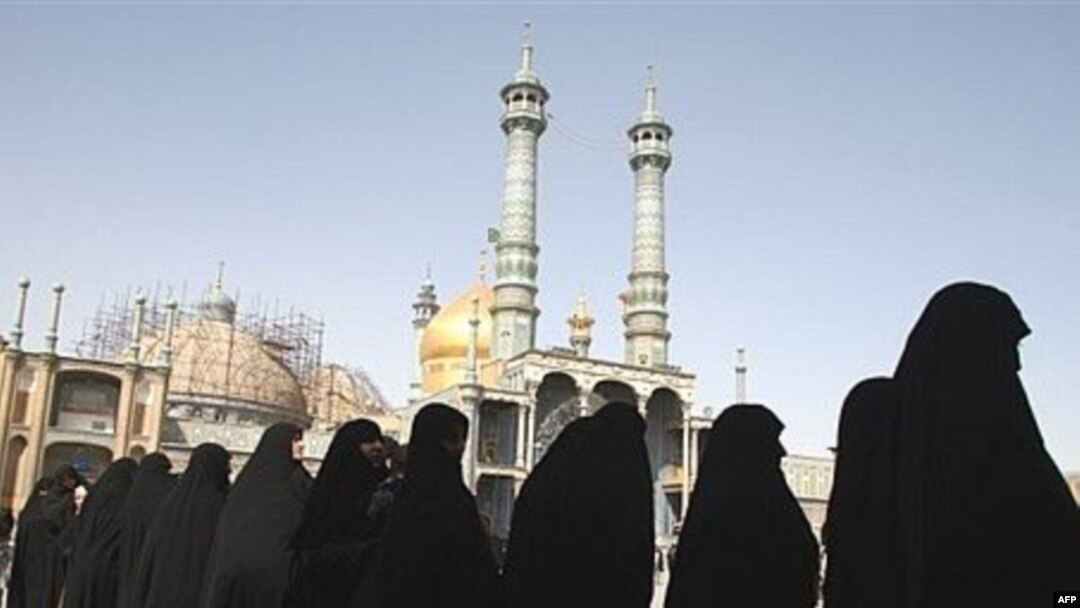 در جامعه ايران برخی «صيغه» را نوعی روسپيگری عنوان می کنند و بسياری آن را کلاه شرعی می دانند.(عکس: AFP)