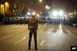 Полиция блокирует улицу в Тбилиси во время акции протеста. 7 декабря 2024 года. Фото: AP