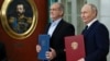 İran prezidenti Məsud Pezeşkian və Rusiya prezidenti Vladimir Putin Kremldə danışıqlardan sonra tərəfdaşlıq sazişinin imzalanması mərasimində.