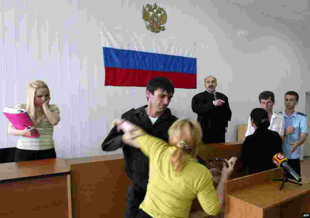 Члени сімей, постраждалих під час захоплення школи, висловлюють невдоволення після того, як трьох міліціонерів, причетних до трагічної розв&#39;язки трагедії в Беслані, амністували, 29 травня 2007 року