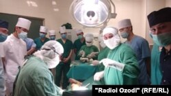 Täjigistanda plastiki operasiýanyň geçirilişi. Arhiw suraty