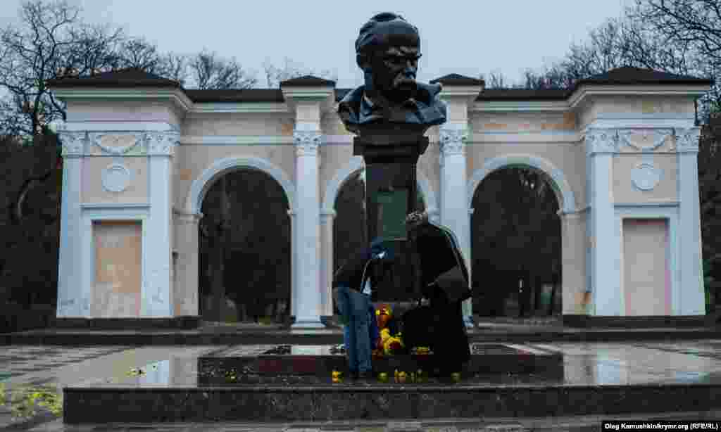 Кримчани принесли квіти до пам'ятника Шевченку в Сімферополі