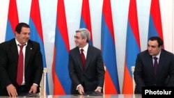 Лидеры трех армянских партий при подписании нового коалиционного соглашения 17 февраля 2011 года.