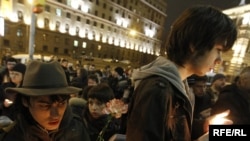 Вчера в Москве у музея Маяковского на Лубянке прошел флэшмоб – спонтанная, организованная через Интернет акция памяти жертв терактов в московском метро