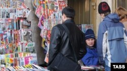 Moskwanyň metrosynyň golaýyndaky gazet satylýan merkez.