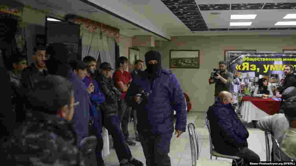 На заседание «Крымской солидарности» в Симферополе 27 октября пришли сотрудники российской прокуратуры в сопровождении неизвестных в масках, а также сотрудника полиции. По словам корреспондента Крым.Реалии, на требование представиться люди в масках не отреагировали. Позже выяснилось, что это сотрудники Центра по противодействию экстремизму