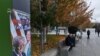 Plakati poput ovog sa porukom "Učinimo Kosovo ponovo velikim" i portretima novoizabranog predsednika SAD Donalda Trampa i Ričarda Grenela postavljeni su širom Prištine, na Kosovu, nakon što je Tramp pobedio na izborima u SAD u novembru.