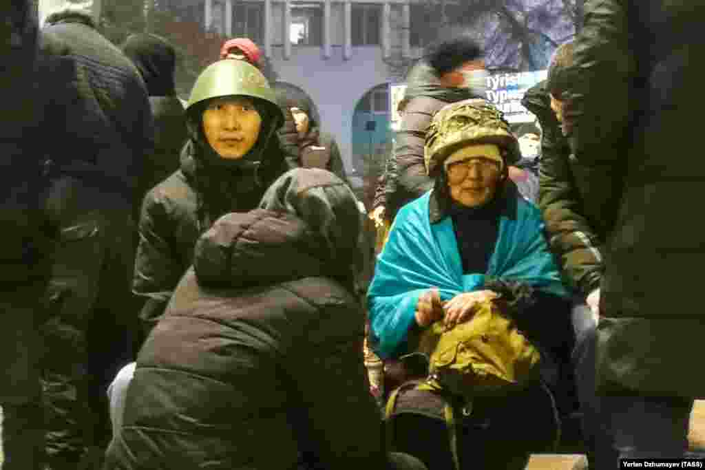 Демонстрантите носеа воени шлемови, Алмати на 5 јануари.