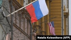 ABŞ-nyň Moskwadaky ilçihanasynda oturdylan rus we amerikan baýdaklary. Arhiw suraty. 15-nji aprel, 2021 ý. 