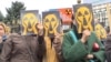 Активисты в Бишкеке проводят акцию протеста против добычи урана. Апрель 2019 года. Тогда Кыргызстан пошел на запрет, учитывая экологическую ситуацию. Теперь президент Жапаров намерен отменить это решение.