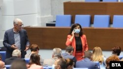 Председателстваната от Даниела Дариткова парламентарна група на ГЕРБ подкрепи идеята на "Обединени патриоти" за референдуми по конституционни въпроси, след като оттам заплашиха, че ще оттеглят подкрепата си за проекта за нов основен закон, предложен от премиера Бойко Борисов