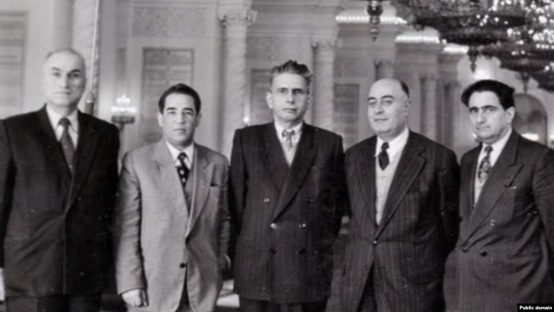 برخی از بنیانگذاران حزب توده که بعد از به قدرت رسیدن فضل‌الله زاهدی به اتحاد جماهیر شوروی گریختند. از راست: عبدالمصد کامبحش، ایرج اسکندری، رضا رادمنش، فریدون کشاورز و رضا روستا (سال ۱۳۳۴ خورشیدی)
