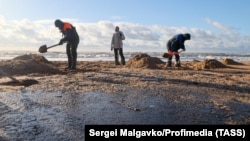 Уборка мазута, иллюстративное фото