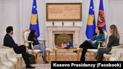 Predsednica Kosova Vjosa Osmani sa otpravnicom poslova američke ambasade u Prištini Anu Pratipati, u Prištini, 7. aprila 2025.