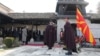 Македонската министерка за култура, Бисера Костадиновска Стојчевска и бугарската од министерката за надворешна политика Теодора Генчовска заедно на гробот на Гоце Делчев во Скопје