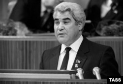 Saparmyrat Nyýazow SSKP-niň XXVII gurultaýynda Moskwada çykyş edýär. 1986-njy ýylyň fewraly.