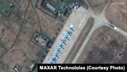 Російські літаки Су-34 незадовго до вторгнення в Україну, база в Краснодарському краї