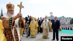 Ruski predsjednik Vladimir Putin (krajnje desno) i poglavar Ruske pravoslavne crkve patrijarh Kiril (krajnje lijevo) na ceremoniji obilježavanja 1030-te godišnjice hrišćanstva u Rusiji, Moskva 28. juli 2018. 