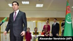 Gurbanugly Berdimuhamedow maşgala agzalary bilen. 2017 ý.