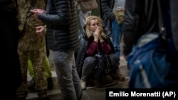 Жена на гарата в Киев, заснета в първия ден от руската агресия. Снимката е илюстративна.