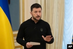Ukrajinski pšredsednik Volodimir Zelenski je pod pritiskom da raspiše predsedničke izbore.