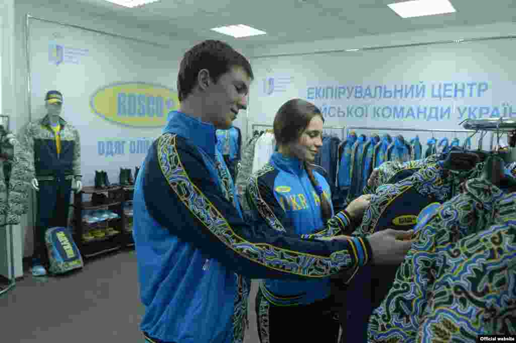 Українська спортивна форма має кольори національного прапора – синій та жовтий, але шиє її, як і попередніми роками, фірма «Боско» з Росії