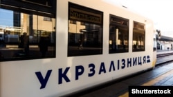 Працівникам УЗ хочуть виплачувати до 10 тисяч гривень допомоги, якщо в них виявлять COVID-19
