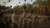 Військовослужбовці ЗСУ під час закінчення навчання на військовій базі поблизу Києва, Україна, 25 вересня 2023 року