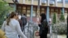Studentkinja kojoj su napadači bejzbol palicama dislocirali vilicu, ispred suda uoči suđenja optuženima, Novi Sad, 28. maj 2025.