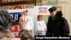 Сбор подписей в поддержку кандидата Путина (архивное фото) 