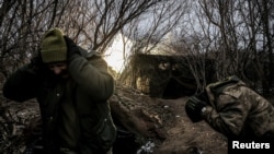 Ukrayna əsgərləri Donetsk vilayətinin Çasov Yar şəhəri yaxınlığındakı cəbhə xəttində Rusiya hərbçilərini özüyeriyən haubitsadan atəşə tuturlar.