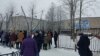 У школы в Мотовилихинском районе, где произошла драка с применением ножей, в результате которой пострадали люди. Пермь, 15 января 2018 года