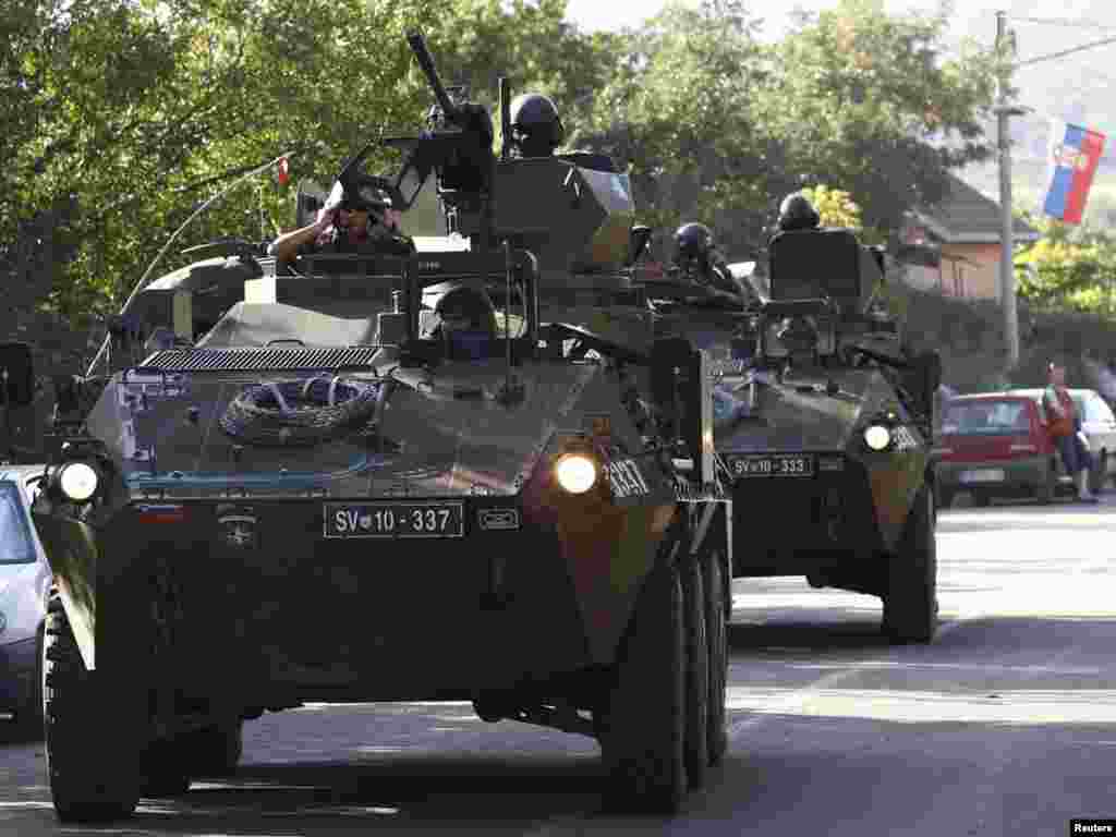 Slovenački vojnici KFOR-a na putu za selo Rudare, 07.08.2011. Foto: Reuters / Ivan Milutinović