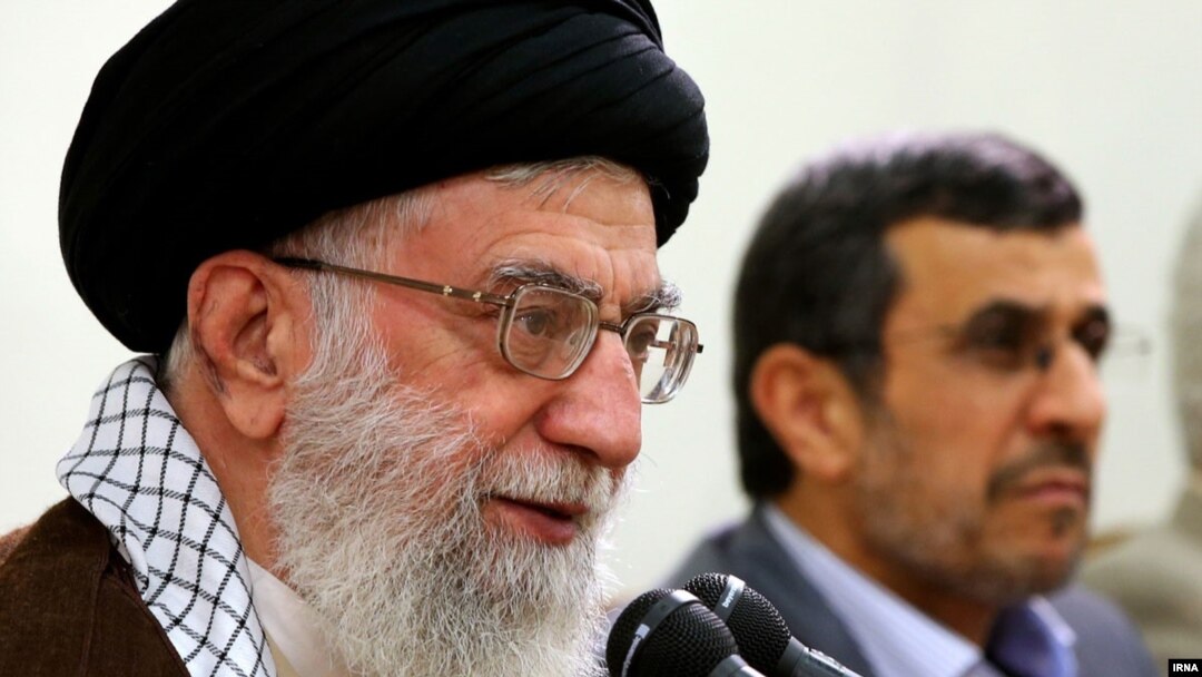 آیت‌الله علی خامنه‌ای (چپ) در دی‌ماه محمود احمدی‌نژاد را متهم کرده بود که «کار دشمن را در داخل» کشور انجام می‌دهد.