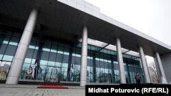 Vlada RS trebalo je da do juna pripremi još nekoliko zakona kojim se preuzimaju državne nadležnosti, ali je odgođeno na šest mjeseci (fotografija: ulaz u zgradu Vlade RS)