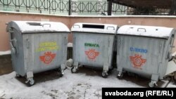 Новыя кантэйнэры на сьмецьце ў гарадзенскім падворку
