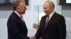 Президент Росії Володимир Путін тисне руку представникові президента США Дональда Трампа Стіву Віткоффу під час зустрічі в Санкт-Петербурзі, 11 квітня 2025 року