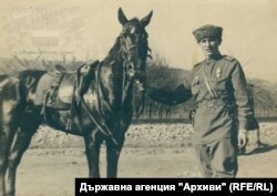 Старши лейтенант Караев - руски военен комендант в град Дупница, 5 декември 1944 г. Източник: Държавен архив - Кюстендил