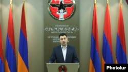 ՀՀԿ խոսնակ Էդուարդ Շարմազանովը ասուլիսի ժամանակ, արխիվ