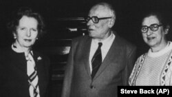 Министър-председателката на Великобритания Маргарет Тачър (вляво), Андрей Сахаров и Елена Бонер по време на среща в британското посолство в Москва, 31 март 1987 г.