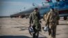 Українські військові льотчики поруч з винищувачами Су-27