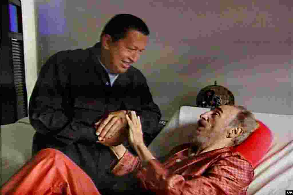 Predsjednik Venecuele Hugo Chavez posjetio Castra u bolnici u Havani, septembar 2006. Iako krhkog zdravlja, kubanski lider nadživio je Chaveza koji je preminuo 5. marta 2013. poslije duge i teške bolesti.