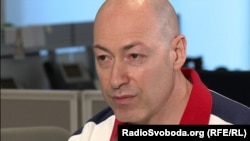 Гордон також закликав тих, хто критикував його і закликав СБУ почати щодо нього розслідування, звернутися до спецслужб по підтвердження його нинішньої заяви, а потім вибачитися