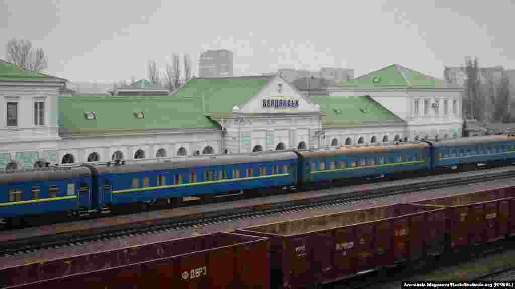 Через запровадження воєнного стану на вулицях Бердянська розпочалося посилене патрулювання. Це торкнулося й патрулювання залізничного вокзалу. Як запевнив міністр інфраструктури України Володимир Омелян, жодних скорочень залізничного сполучення у регіонах, де запроваджено воєнний стан, не відбудеться. «Я дуже боялася, що скасують потяги з Бердянська. Але ні, все працює стабільно, як і раніше», – ділиться переживаннями одна з пасажирок потягу Бердянськ-Київ