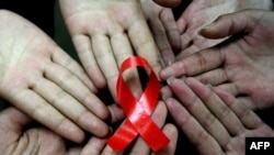 Od 1985. u Srbiji je registrovano 2.414 HIV pozitivnih osoba, od kojih je 962 umrlo