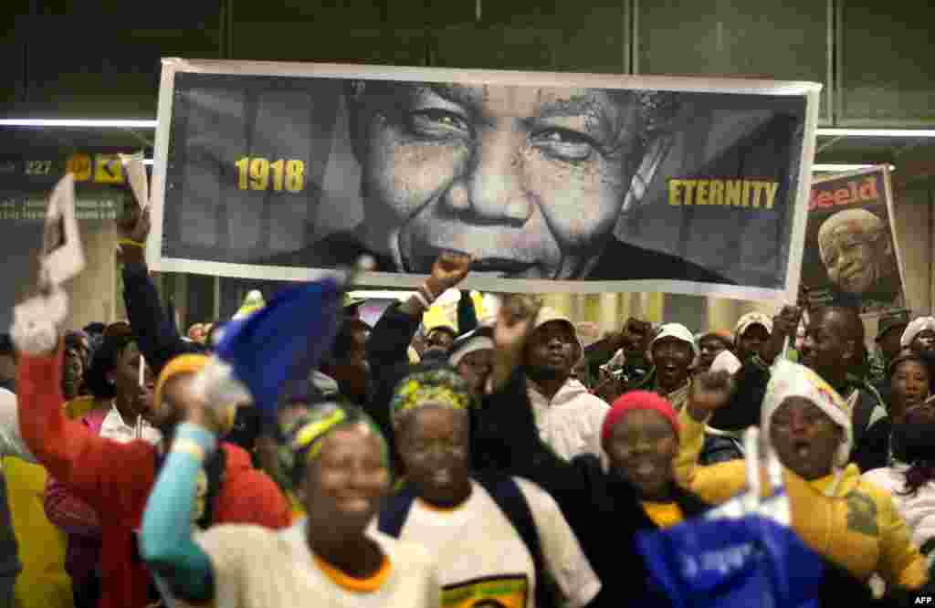 Johannesburg, 10. decembar 2013. Foto: AFP / Pedro Ugarte