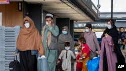 Porodice evakuisane iz Kabula, Afganistan, prolaze kroz terminal nakon što su stigle na Međunarodni aerodrom Vašington Dales u septembru 2021. (arhivska fotografija)
